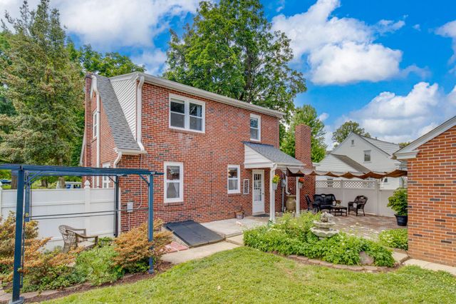 1571 HILLCREST AVE, Lancaster, PA 17601