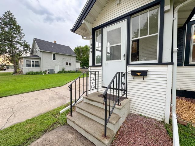 209 11th Street N, Moorhead, MN 56560