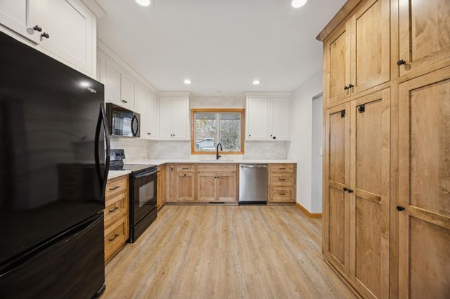 10485 Lee Drive, Eden Prairie, MN 55347