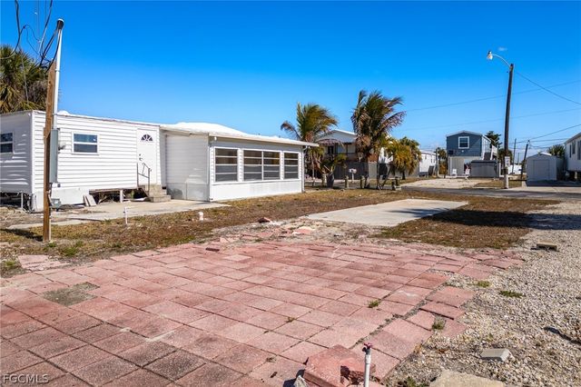 4 Helen LN, Fort Myers Beach, FL 33931
