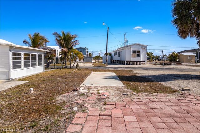 4 Helen LN, Fort Myers Beach, FL 33931