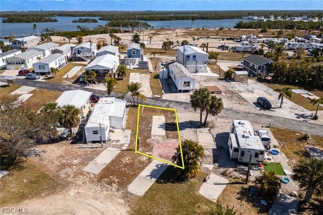 4 Helen LN, Fort Myers Beach, FL 33931