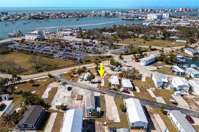 4 Helen LN, Fort Myers Beach, FL 33931