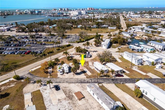 4 Helen LN, Fort Myers Beach, FL 33931