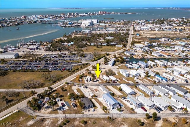 4 Helen LN, Fort Myers Beach, FL 33931