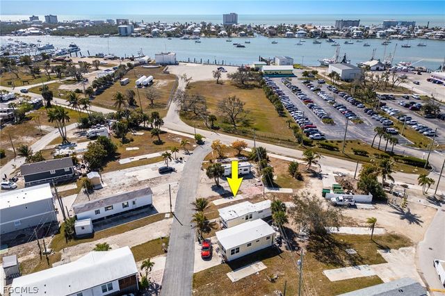 4 Helen LN, Fort Myers Beach, FL 33931