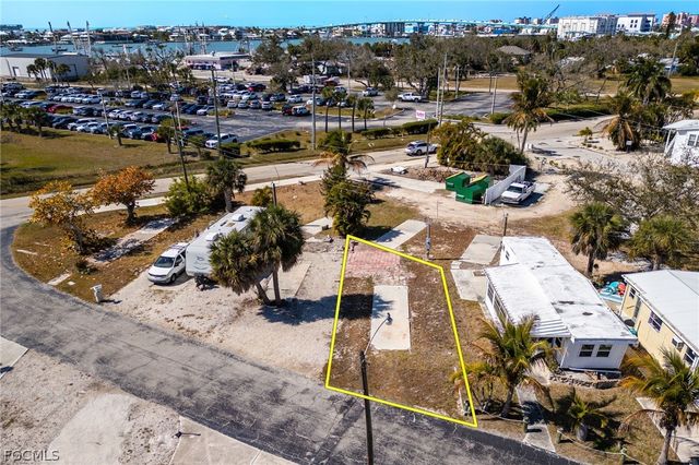 4 Helen LN, Fort Myers Beach, FL 33931