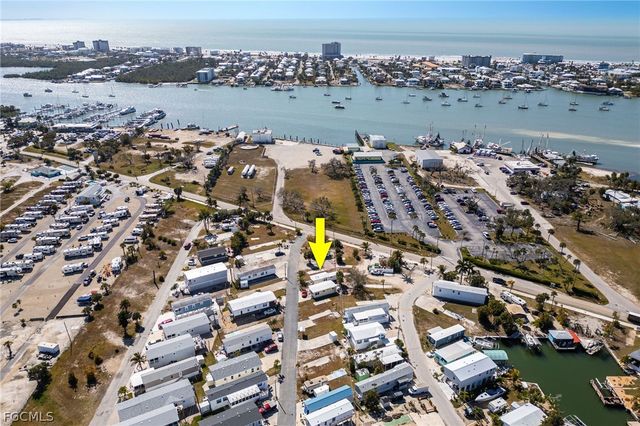 4 Helen LN, Fort Myers Beach, FL 33931
