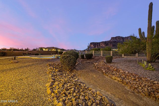 1111 S DEER RUN Court, Apache Junction, AZ 85119