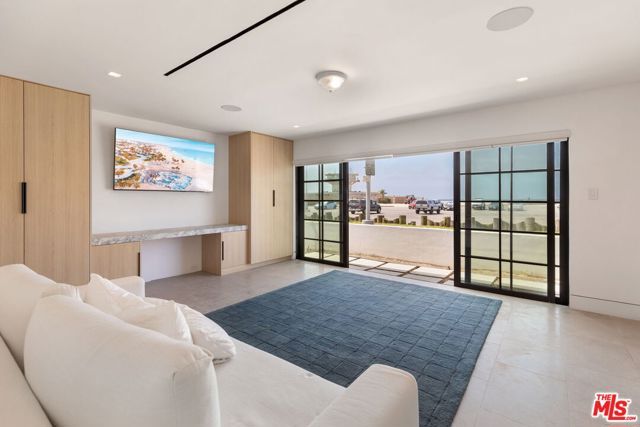 2205 Ocean Front Walk, Los Angeles, CA 90291