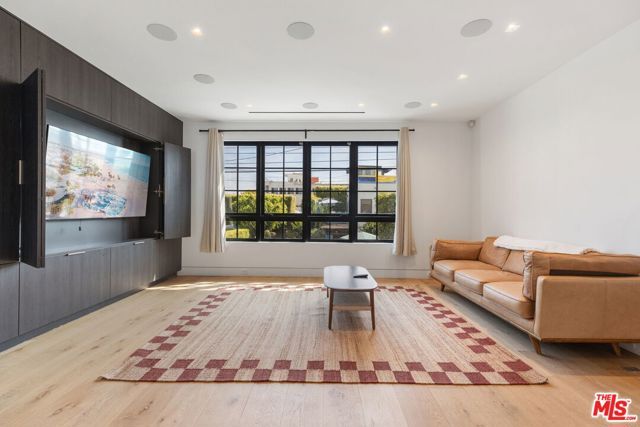 2205 Ocean Front Walk, Los Angeles, CA 90291