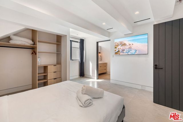 2205 Ocean Front Walk, Los Angeles, CA 90291
