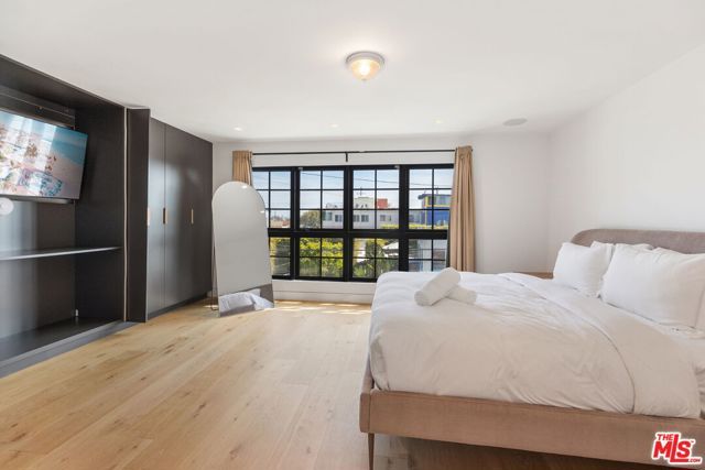 2205 Ocean Front Walk, Los Angeles, CA 90291