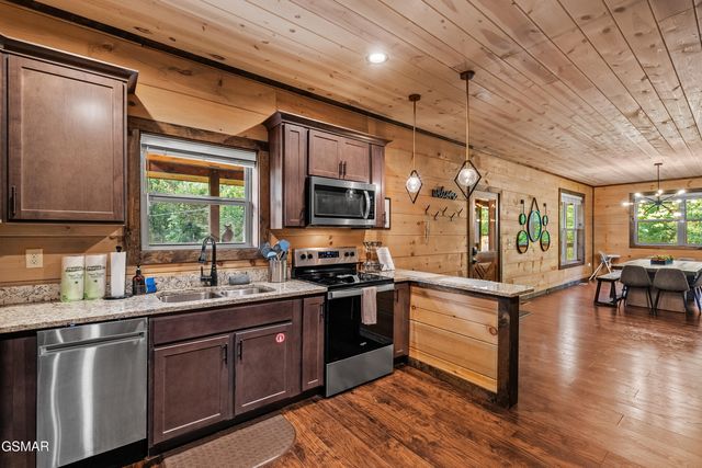 834 Pine Top Lane, Gatlinburg, TN 37738