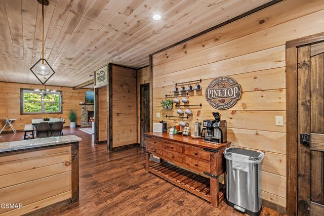 834 Pine Top Lane, Gatlinburg, TN 37738