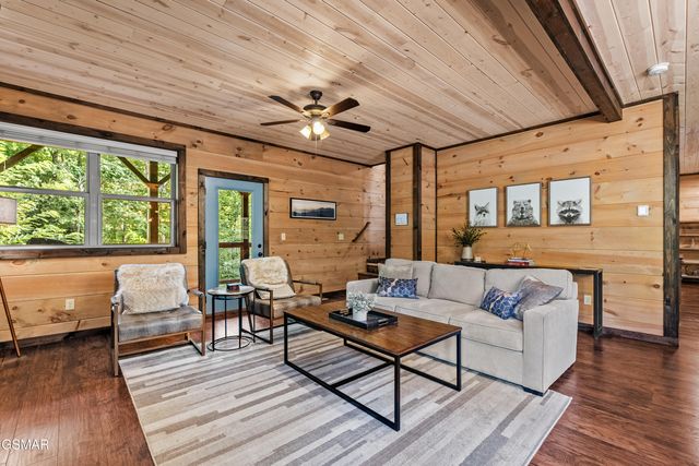 834 Pine Top Lane, Gatlinburg, TN 37738