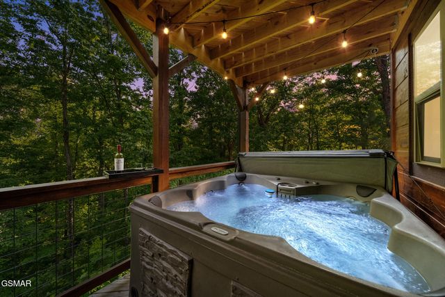 834 Pine Top Lane, Gatlinburg, TN 37738