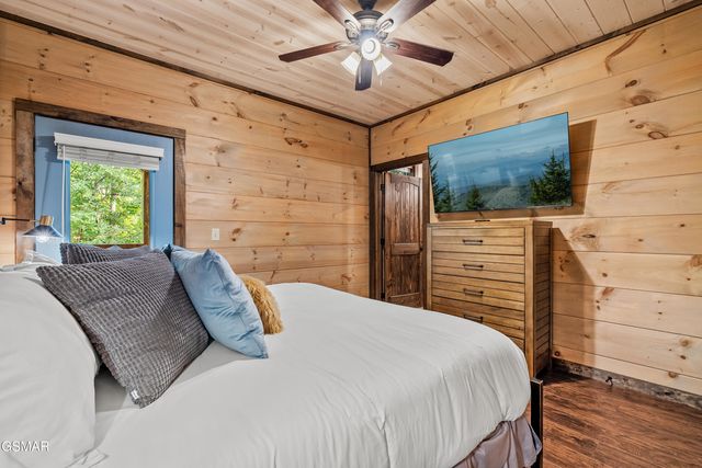 834 Pine Top Lane, Gatlinburg, TN 37738