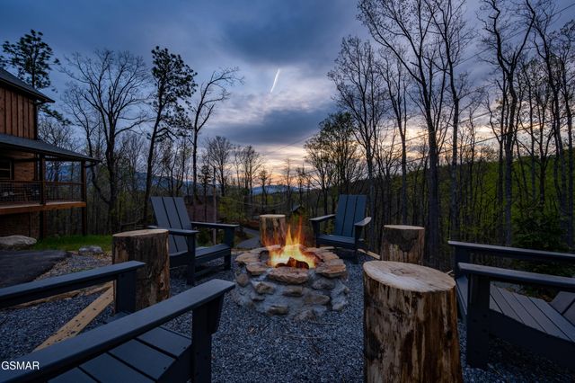 834 Pine Top Lane, Gatlinburg, TN 37738