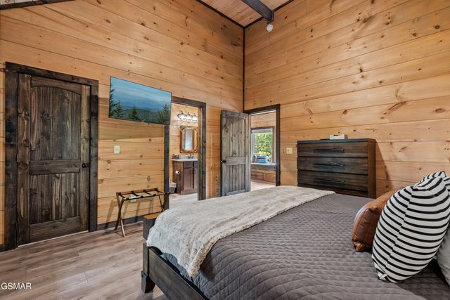 834 Pine Top Lane, Gatlinburg, TN 37738