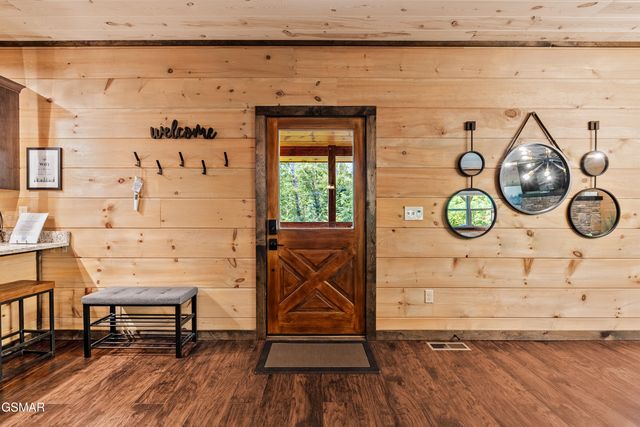 834 Pine Top Lane, Gatlinburg, TN 37738