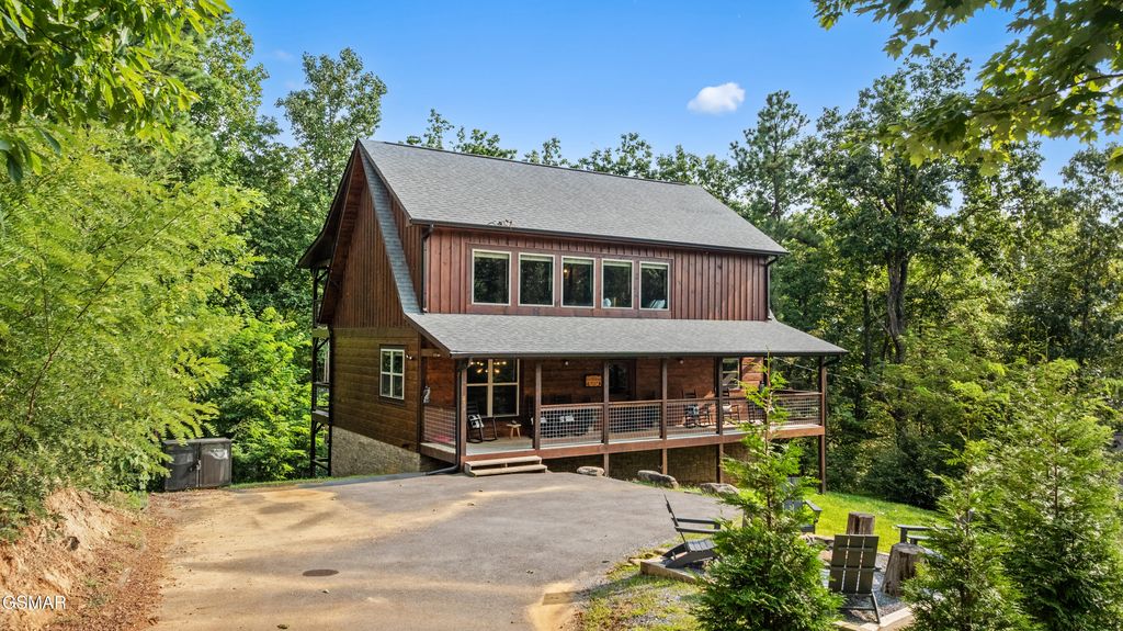 834 Pine Top Lane, Gatlinburg, TN 37738