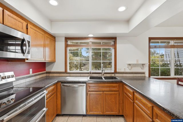 2055 SE Oak Crest Dr, Hillsboro, OR 97123