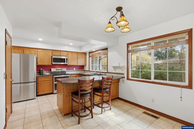 2055 SE Oak Crest Dr, Hillsboro, OR 97123