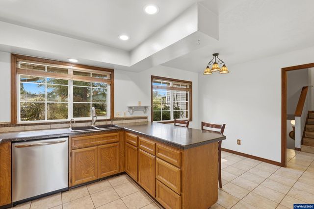 2055 SE Oak Crest Dr, Hillsboro, OR 97123