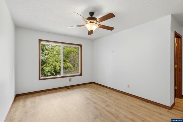 2055 SE Oak Crest Dr, Hillsboro, OR 97123