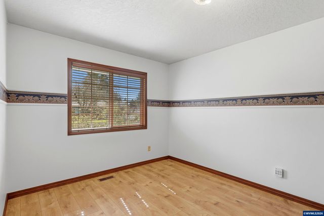 2055 SE Oak Crest Dr, Hillsboro, OR 97123