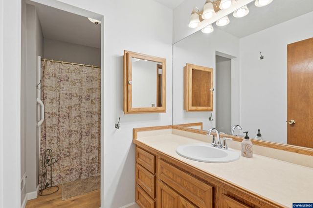 2055 SE Oak Crest Dr, Hillsboro, OR 97123