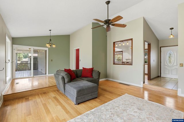 2055 SE Oak Crest Dr, Hillsboro, OR 97123