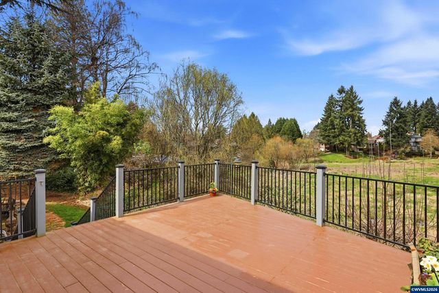 2055 SE Oak Crest Dr, Hillsboro, OR 97123