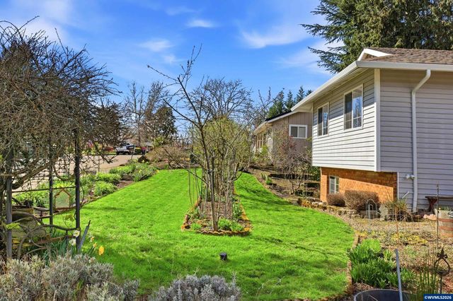 2055 SE Oak Crest Dr, Hillsboro, OR 97123