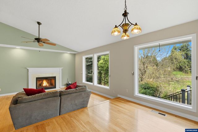 2055 SE Oak Crest Dr, Hillsboro, OR 97123