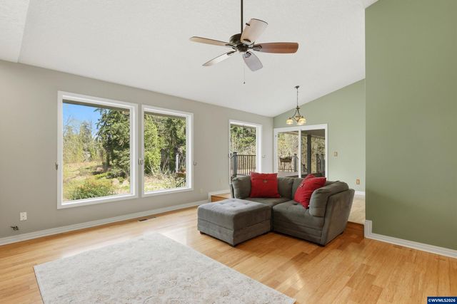 2055 SE Oak Crest Dr, Hillsboro, OR 97123