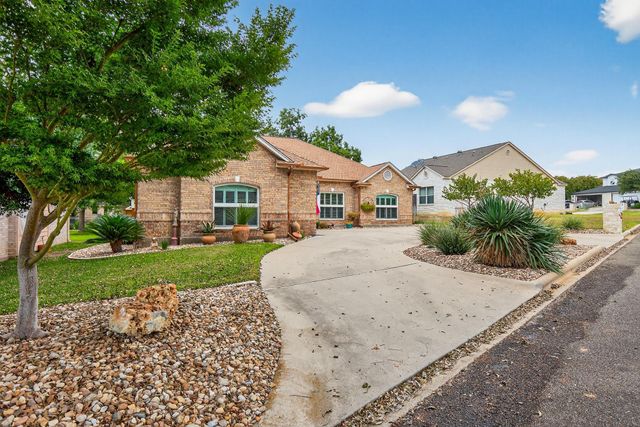 20 Augusta DR, Meadowlakes, TX 78654