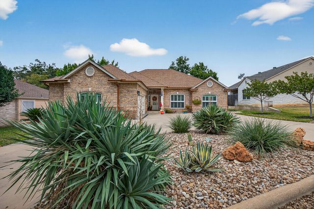 20 Augusta DR, Meadowlakes, TX 78654