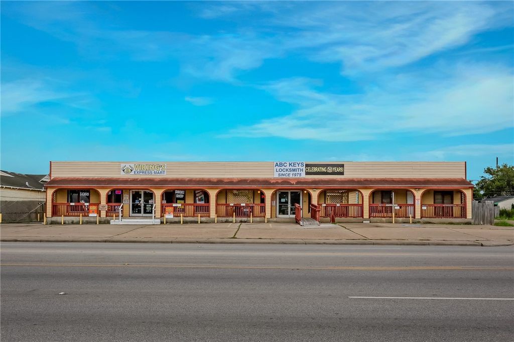 2621 Ayers St, Corpus Christi, TX 78404 — exterior