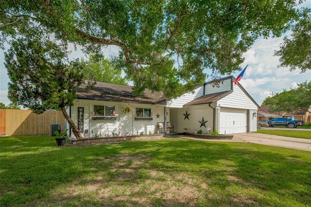 235 E Castle Harbour Drive, Friendswood, TX 77546