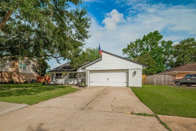 235 E Castle Harbour Drive, Friendswood, TX 77546