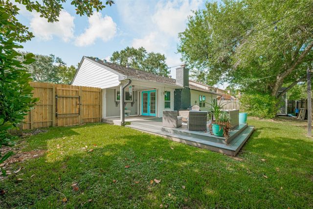 235 E Castle Harbour Drive, Friendswood, TX 77546