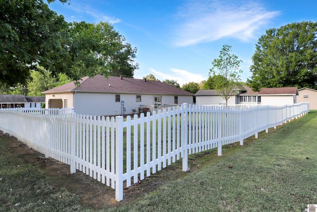 2200 Brookhaven Dr, Murray, KY 42071