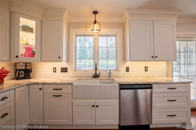 9270 Hidden Valley Court, Grand Blanc, MI 48439