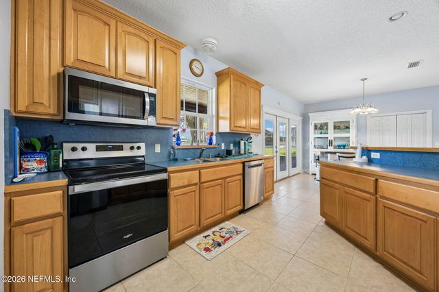 105 Sunny Ln, Pomona Park, FL 32181