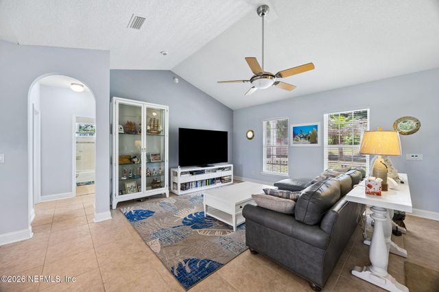 105 Sunny Ln, Pomona Park, FL 32181
