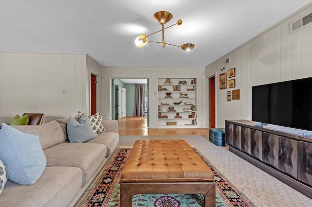 4710 CROSSOVER LN, Memphis, TN 38117