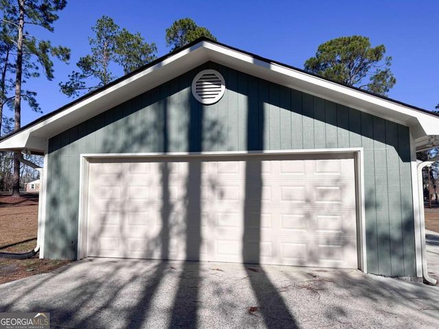 221 Collins Street, Lyons, GA 30436