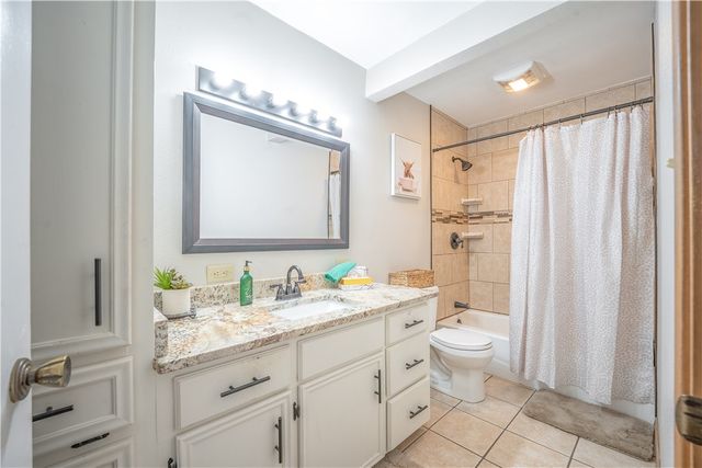 1104 Live Oak Dr, Alice, TX 78332